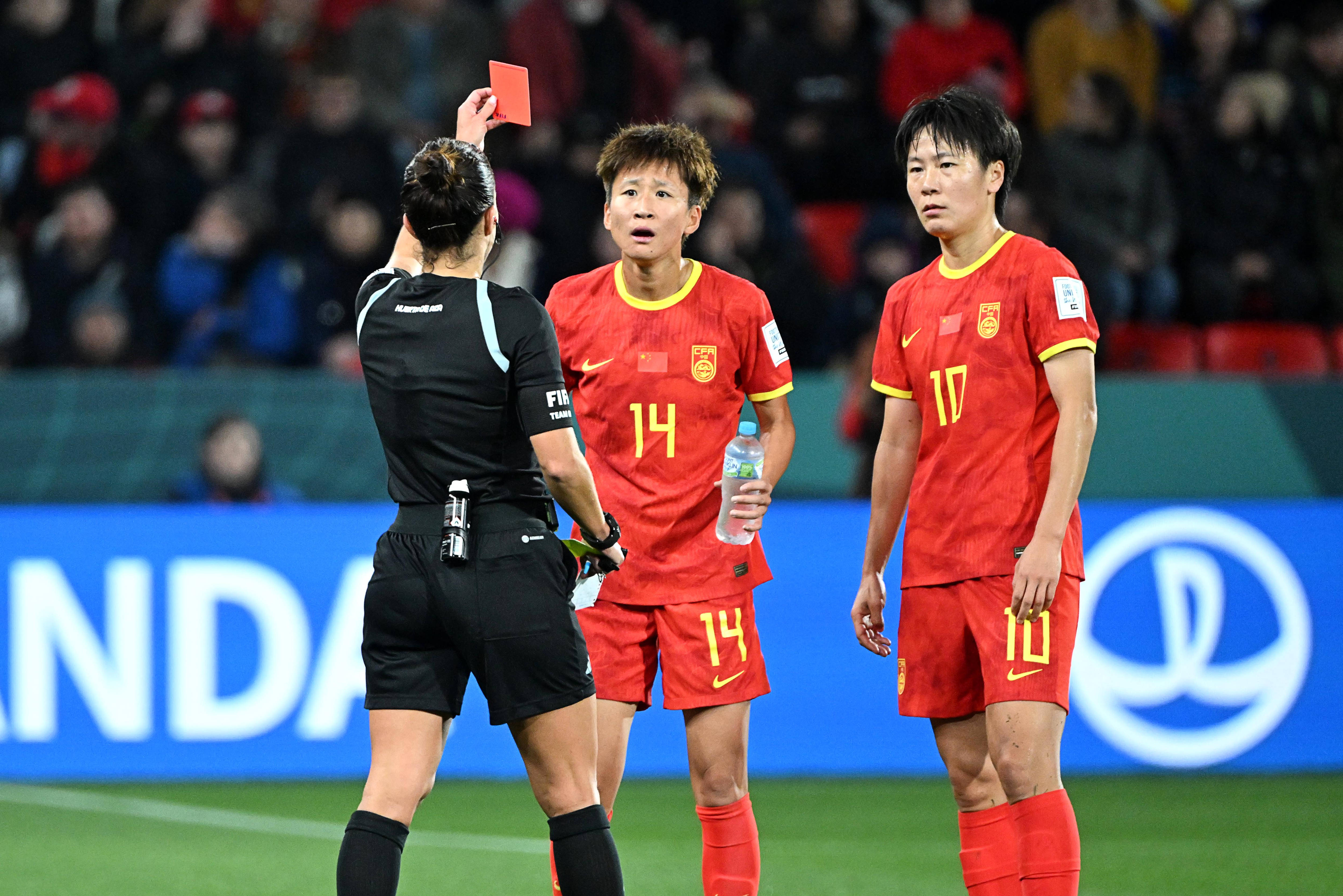 世界女足锦标赛上，中国队取得连冠