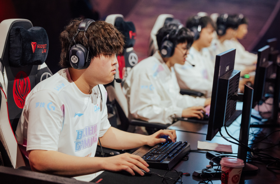 FLY横扫GEN，ShowMaker打出惊人五杀2025世界赛2:1（柏林）