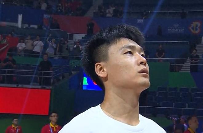 湖南男篮主场遭遇惨败，教练露出无奈表情