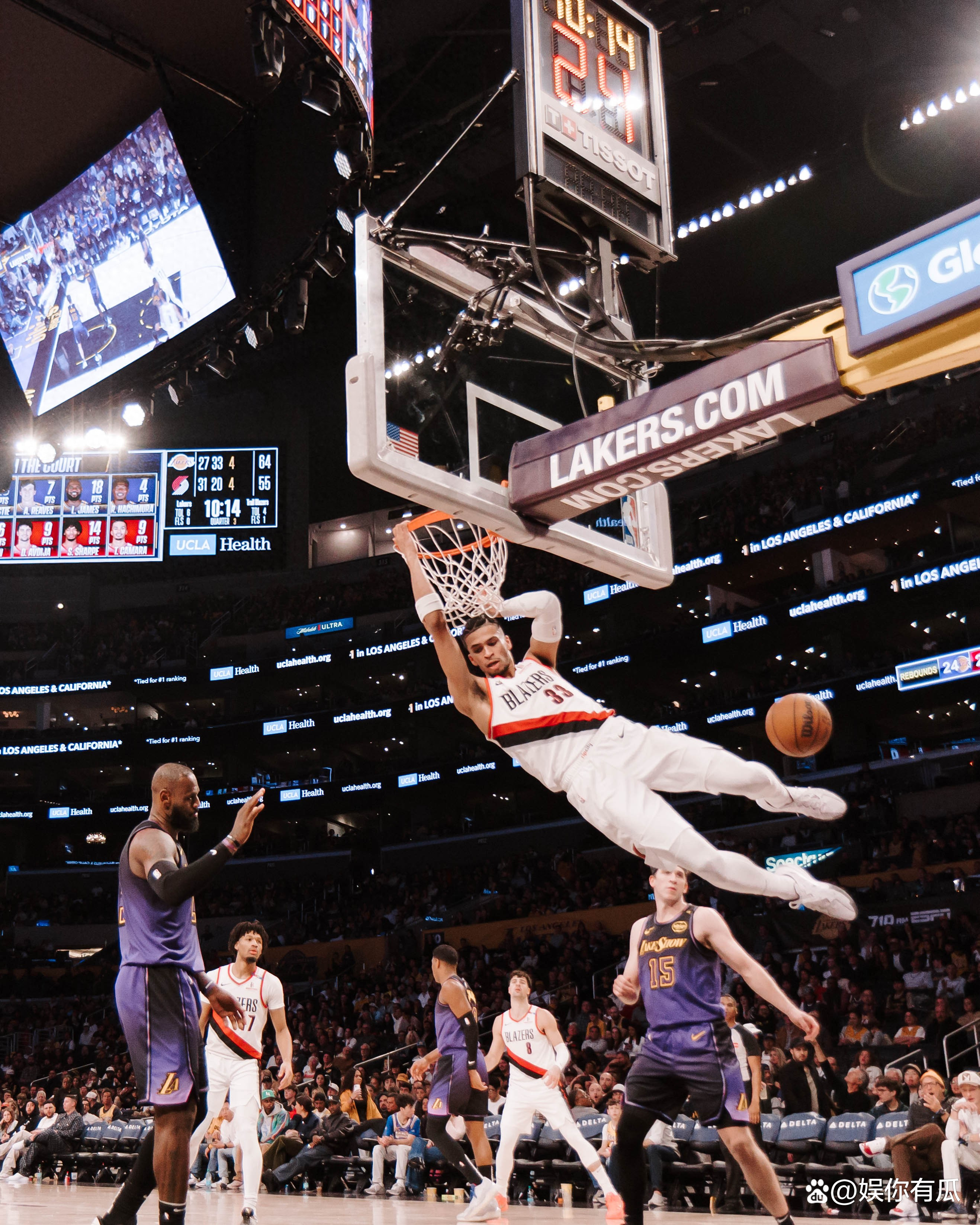 湖人击败骑士，取得有效比赛