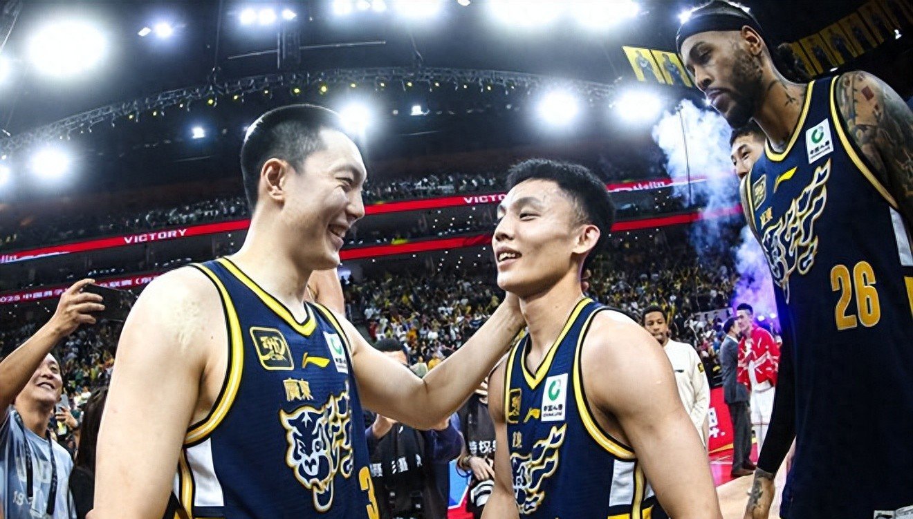 广东队在比赛中展现出色的团队合作 广东队在比赛中展现出色的团队合作