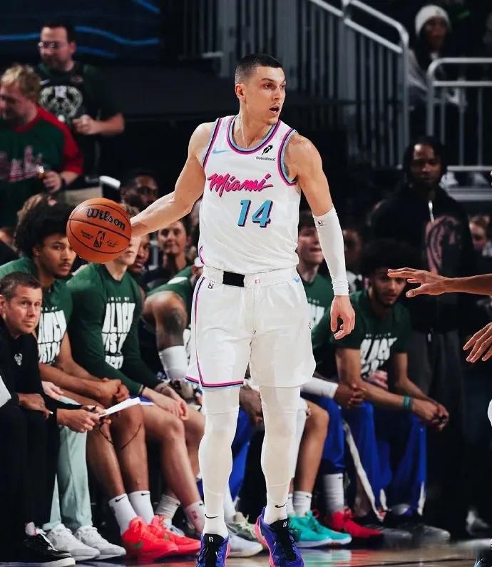 包含雄鹿主场擒下热火，继续保持领先的词条