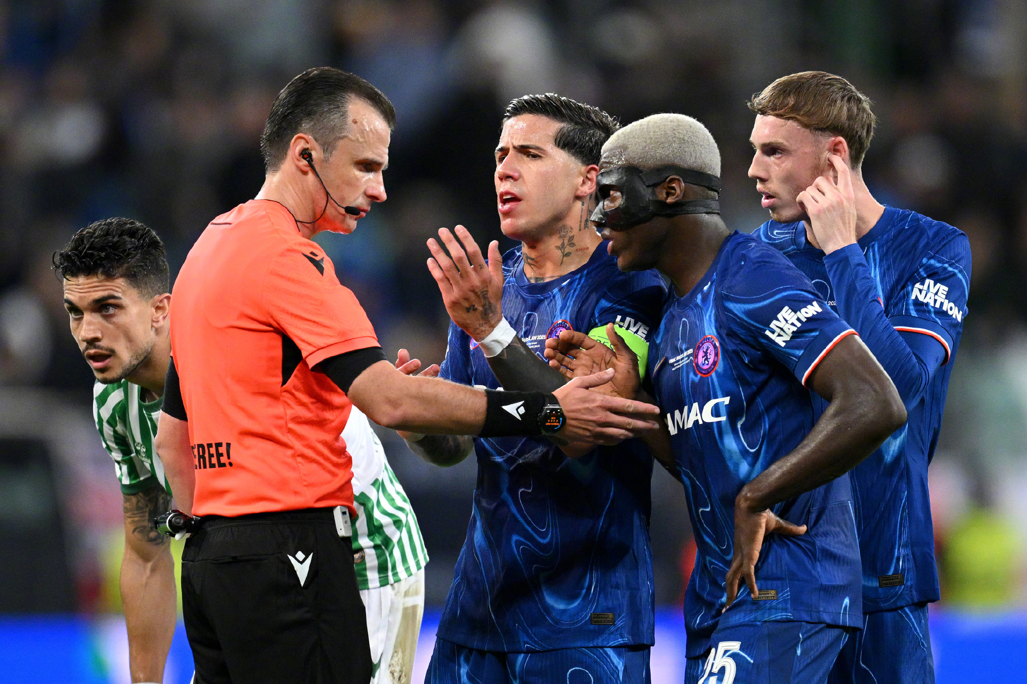 包含切尔西爆冷智利，布鲁诺·费尔南德斯三分雨点燃全场的词条