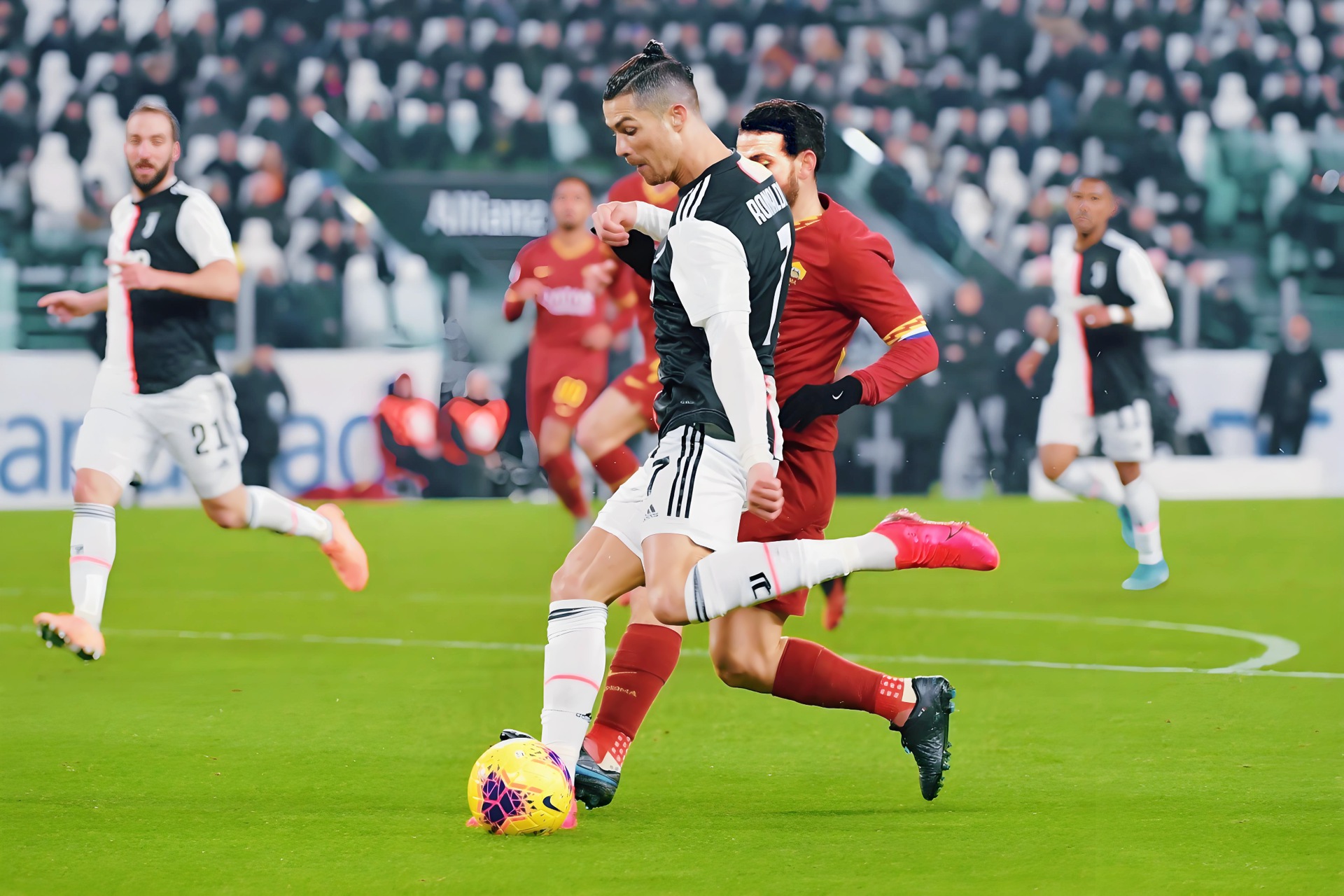 切尔西轻取马赛，C罗高光表现